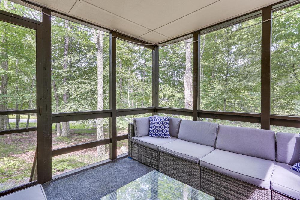 Screened Porch and Deck Pet-Friendly Poconos Escape